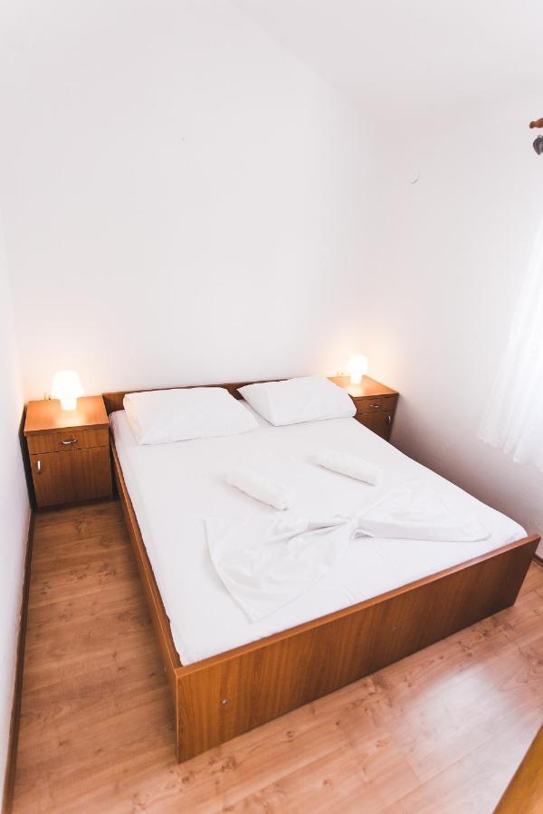 Apartmani Males Рогозница Экстерьер фото